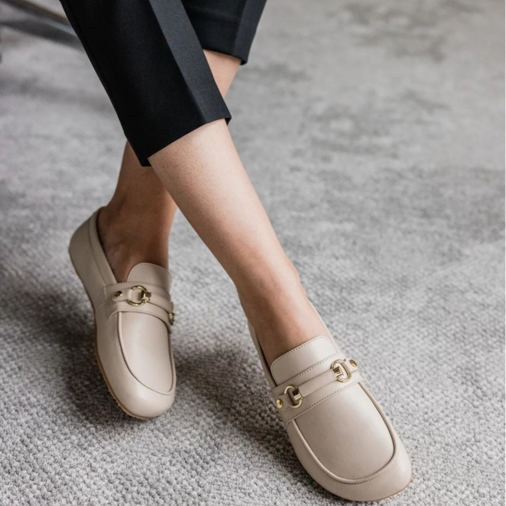 NWT Shapen Versa 2.0 Cream Loafers with Gold Accents